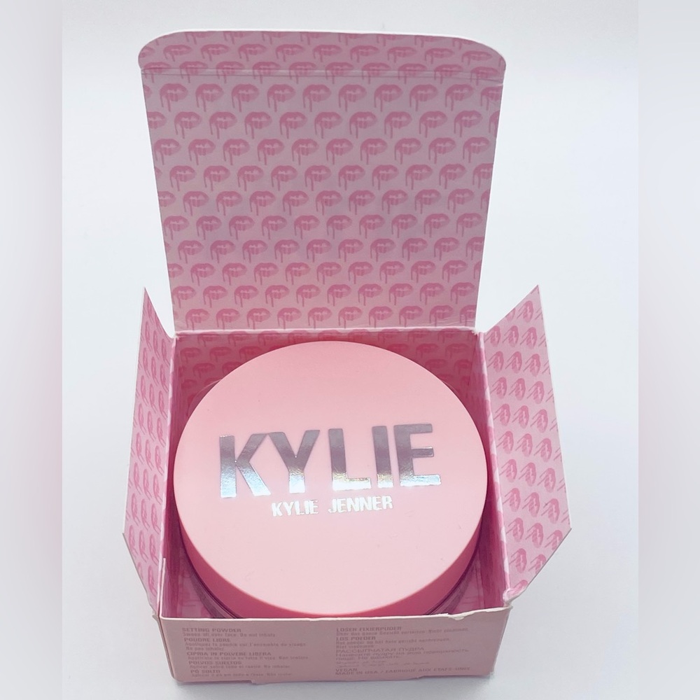 Kylie Jenner Setting Powder - Picture 4 of 6